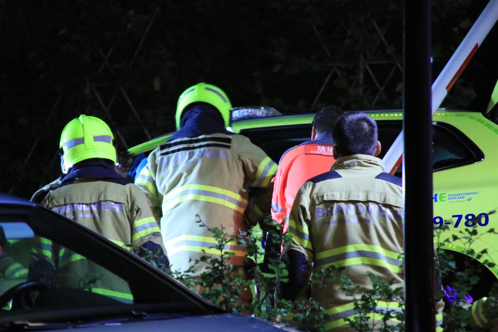 Ambulance crasht tegen slagboom