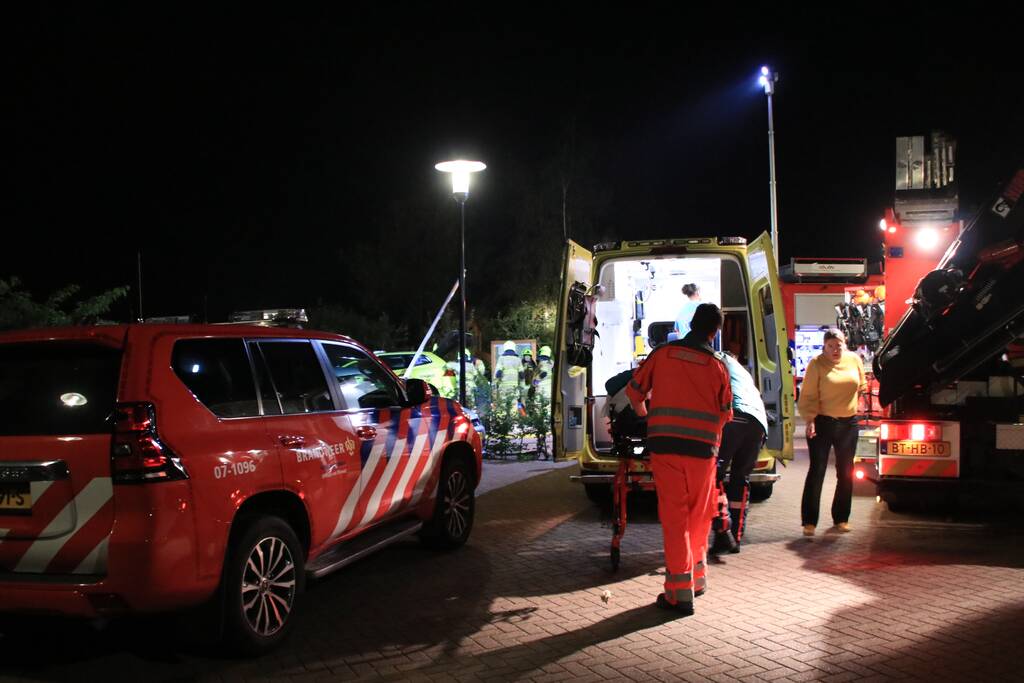 Ambulance crasht tegen slagboom