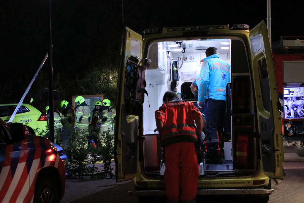 Ambulance crasht tegen slagboom