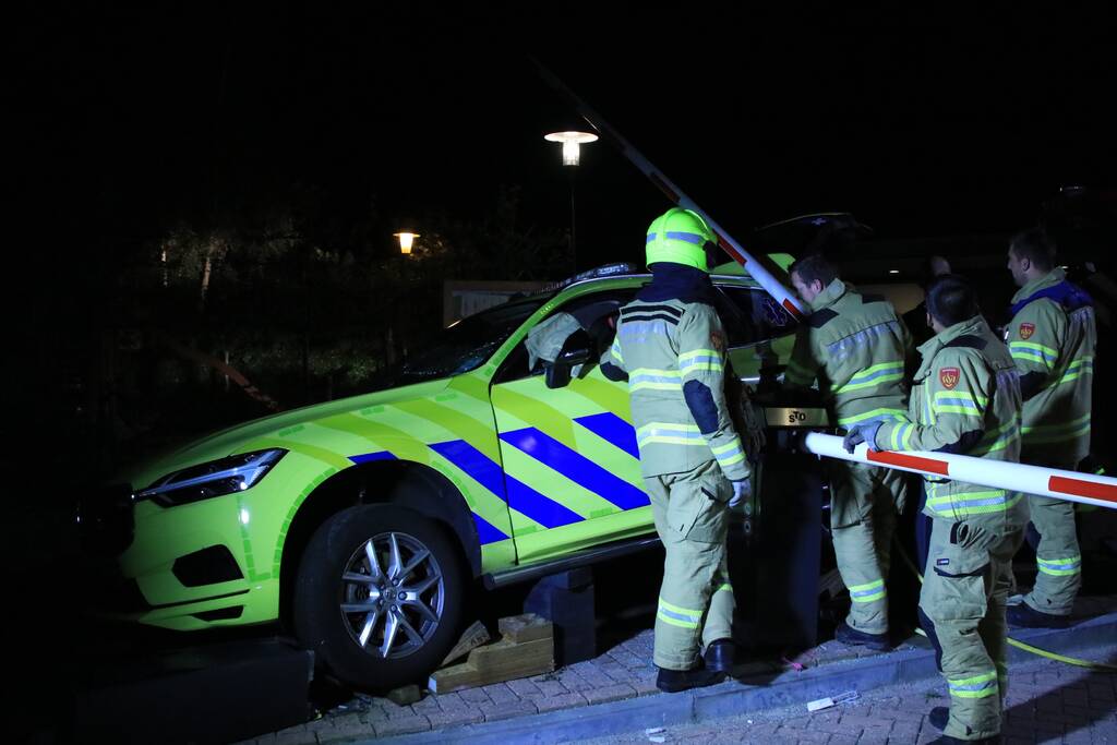 Ambulance crasht tegen slagboom