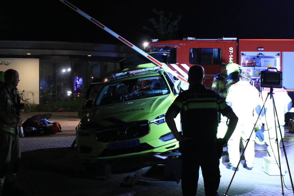Ambulance crasht tegen slagboom