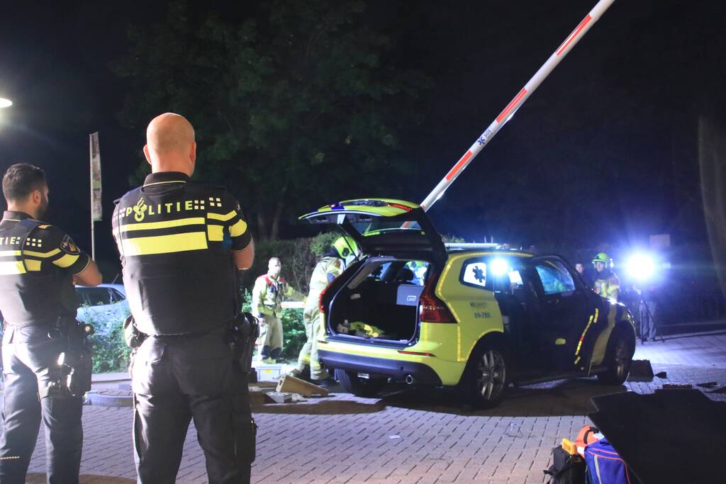 Ambulance crasht tegen slagboom