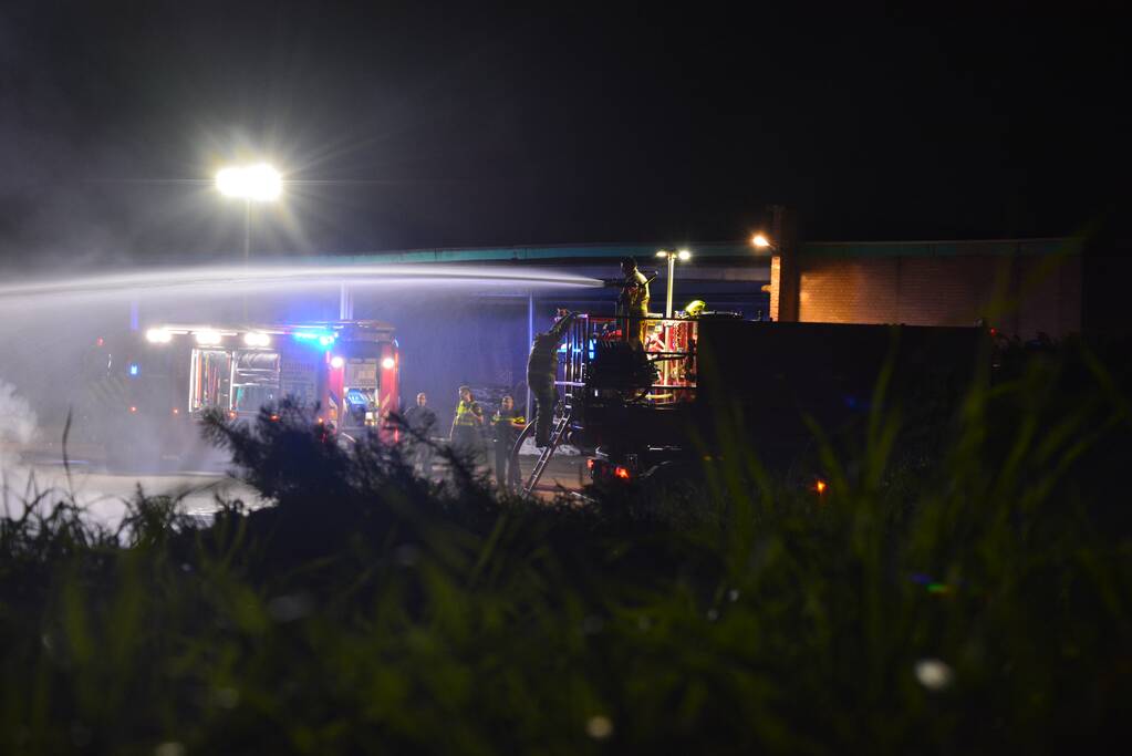 Veel rookontwikkeling door brandende afvalberg