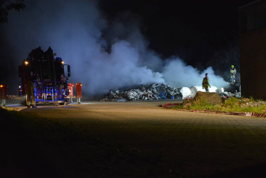 Veel rookontwikkeling door brandende afvalberg