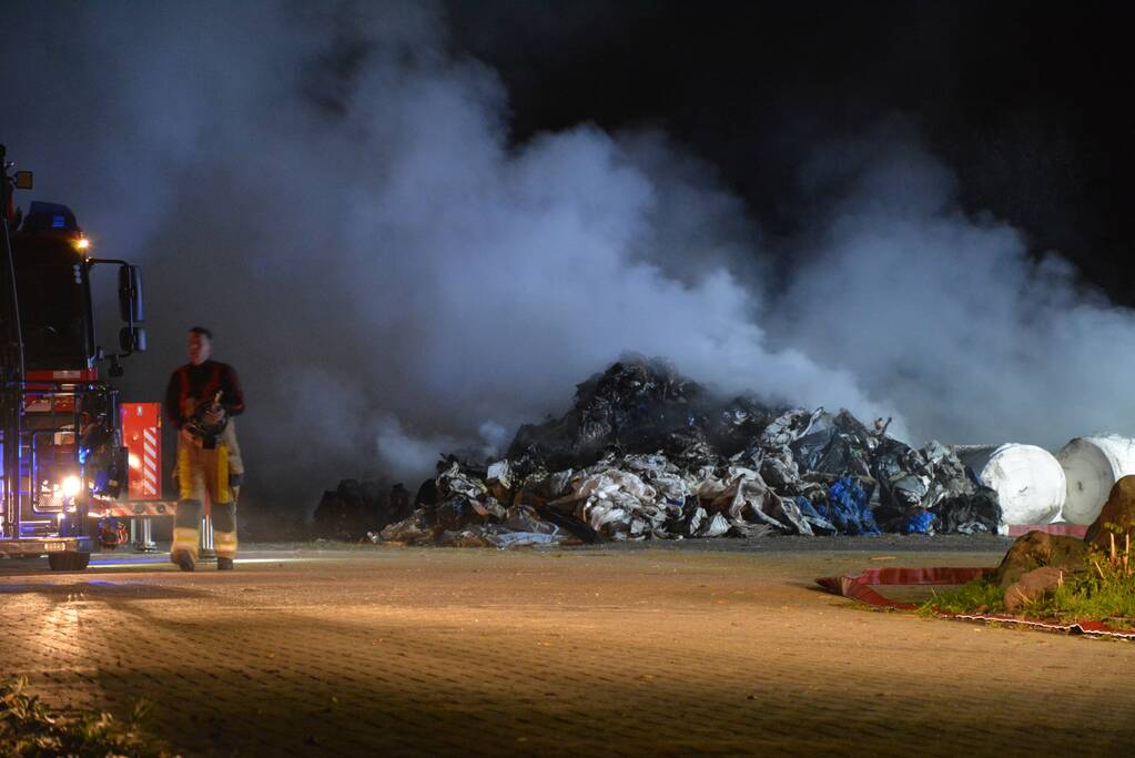 Veel rookontwikkeling door brandende afvalberg