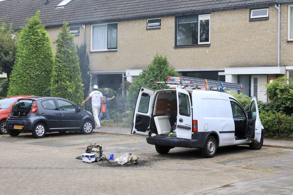 Schilder provoceert persfotografen bij brand in zijn bestelbus