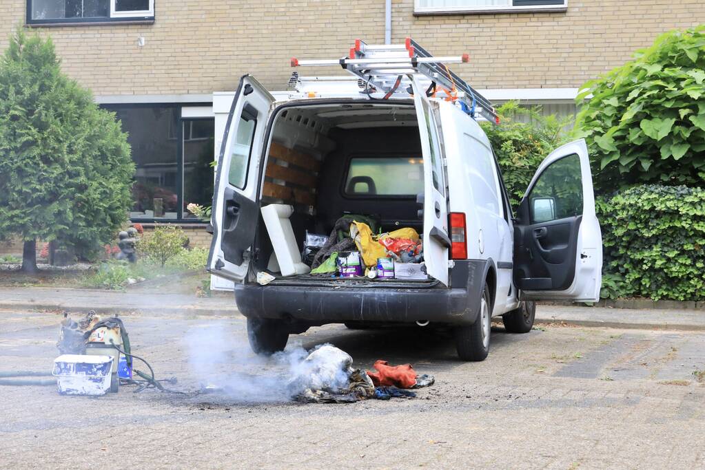 Schilder provoceert persfotografen bij brand in zijn bestelbus