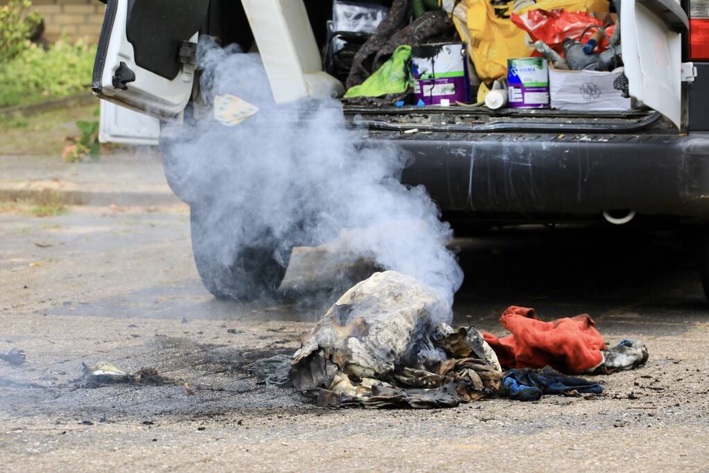 Schilder provoceert persfotografen bij brand in zijn bestelbus