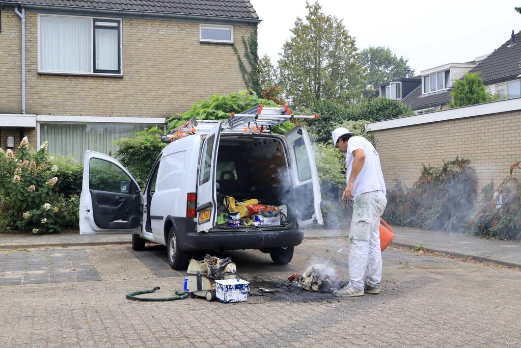 Schilder provoceert persfotografen bij brand in zijn bestelbus
