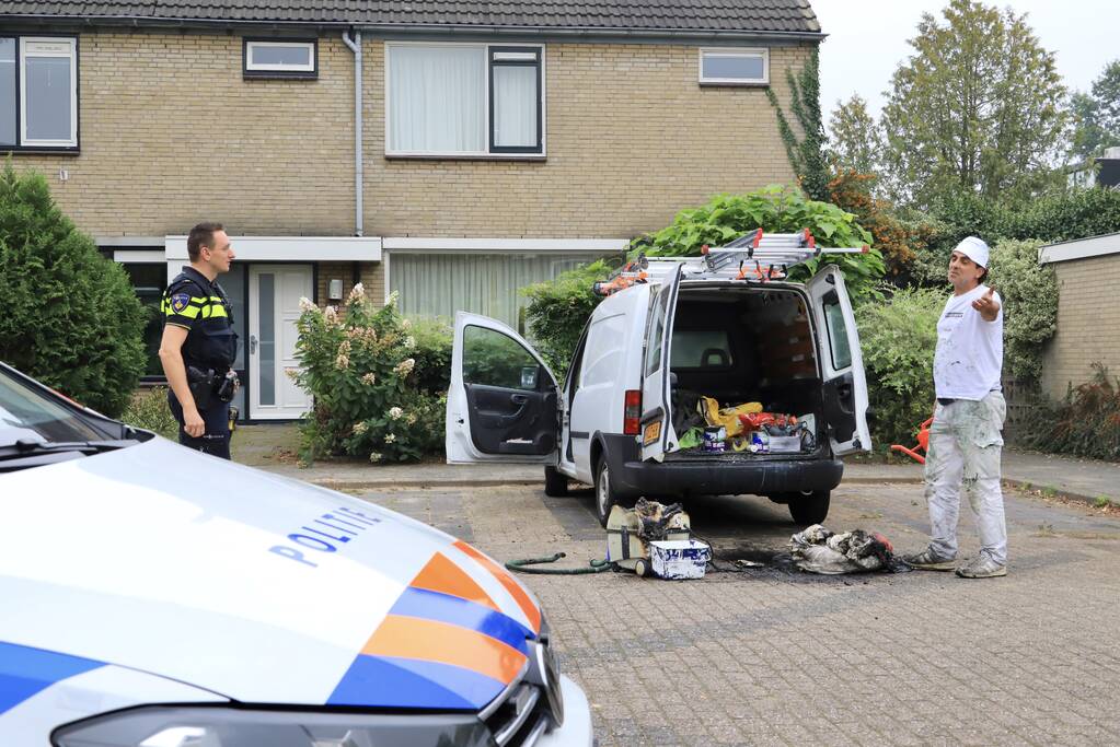 Schilder provoceert persfotografen bij brand in zijn bestelbus