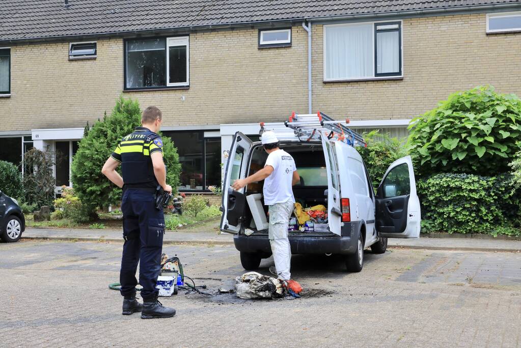 Schilder provoceert persfotografen bij brand in zijn bestelbus