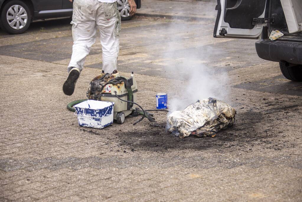 Schilder provoceert persfotografen bij brand in zijn bestelbus