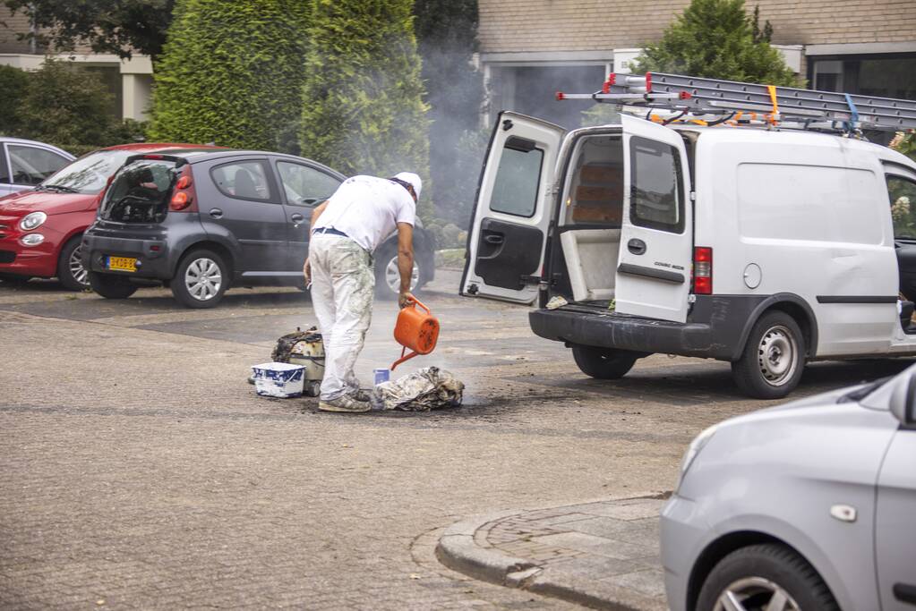 Schilder provoceert persfotografen bij brand in zijn bestelbus