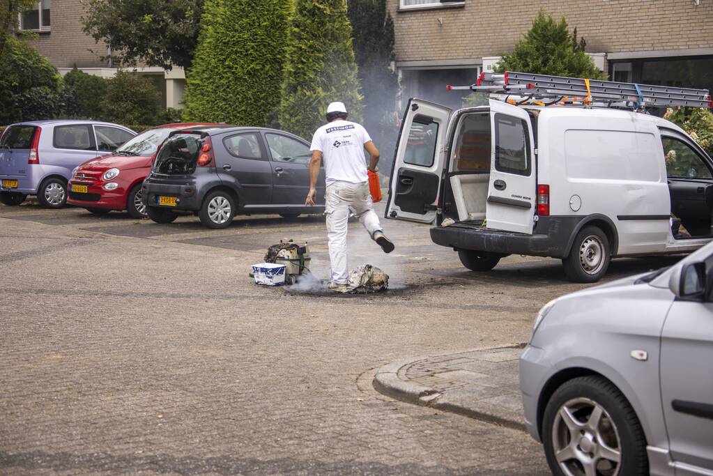 Schilder provoceert persfotografen bij brand in zijn bestelbus