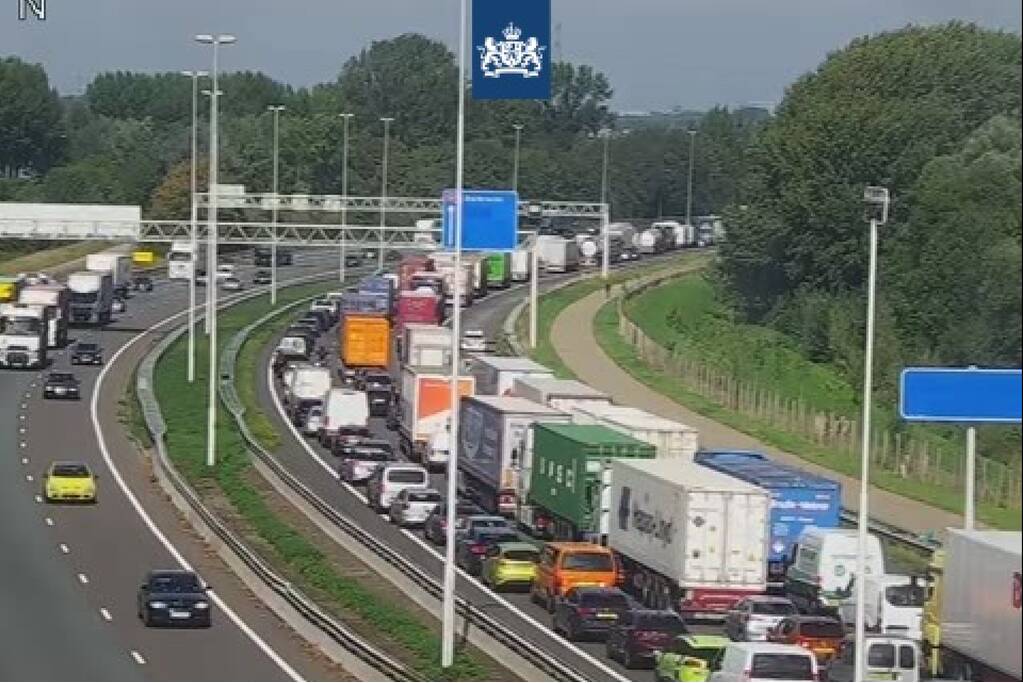 Ernstig ongeval op A16 met vrachtwagen