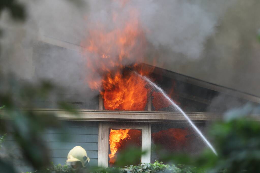 Veel rook bij brand in vrijstaande woning