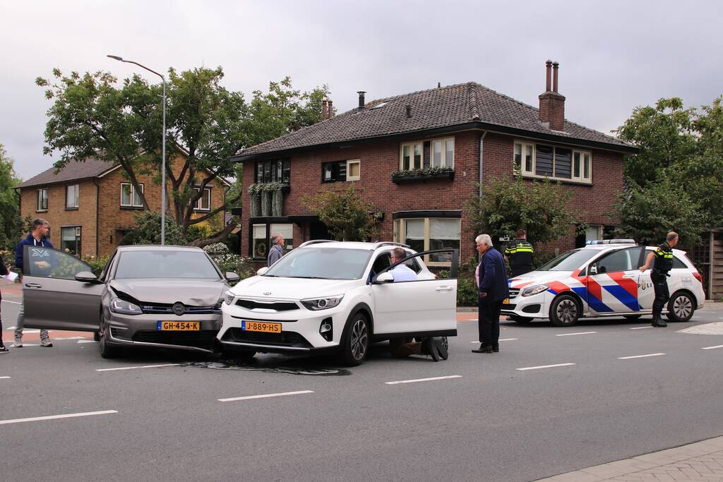 Forse schade na aanrijding op kruispunt