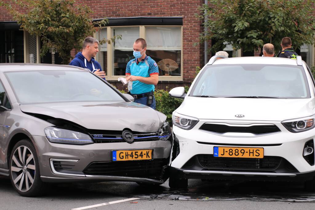 Forse schade na aanrijding op kruispunt