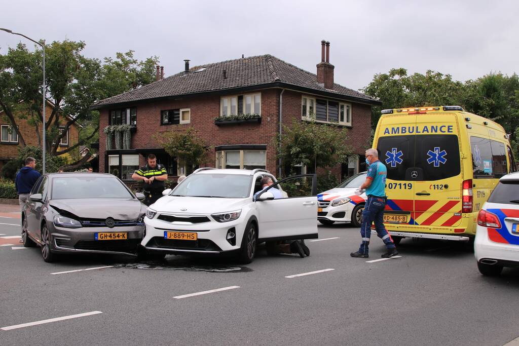 Forse schade na aanrijding op kruispunt