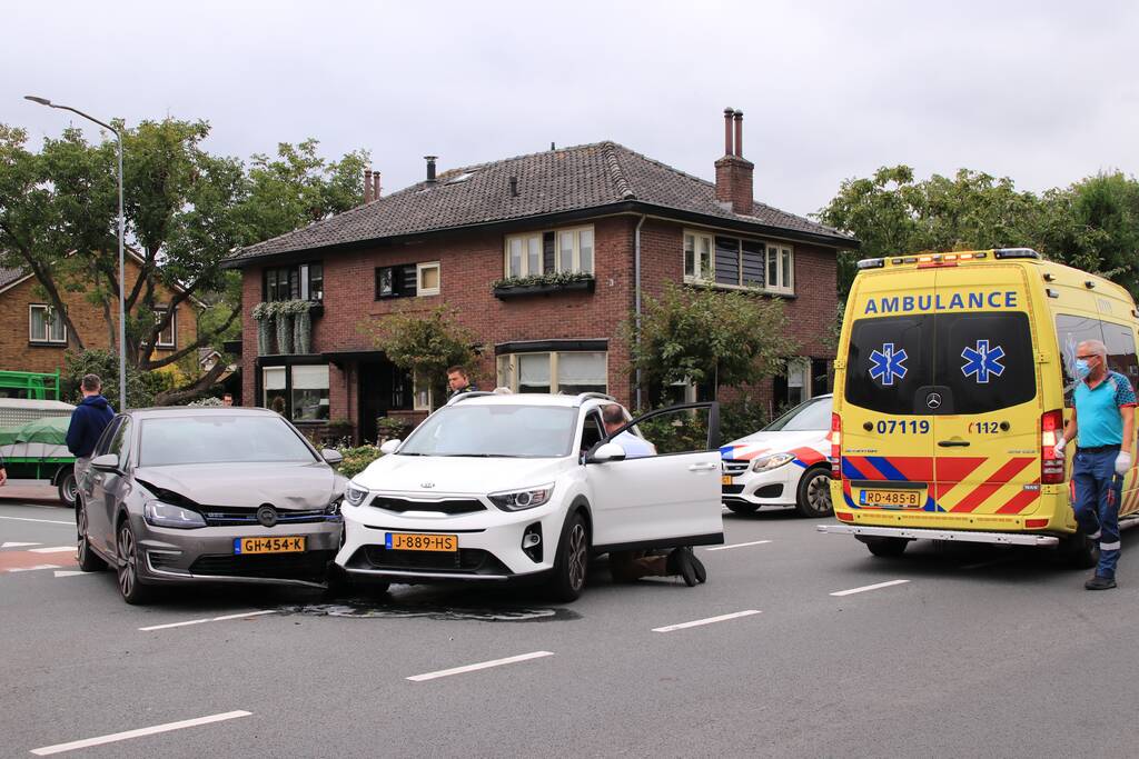 Forse schade na aanrijding op kruispunt