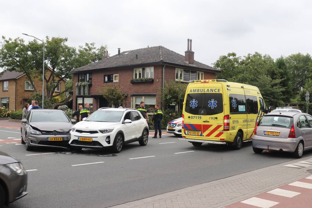 Forse schade na aanrijding op kruispunt