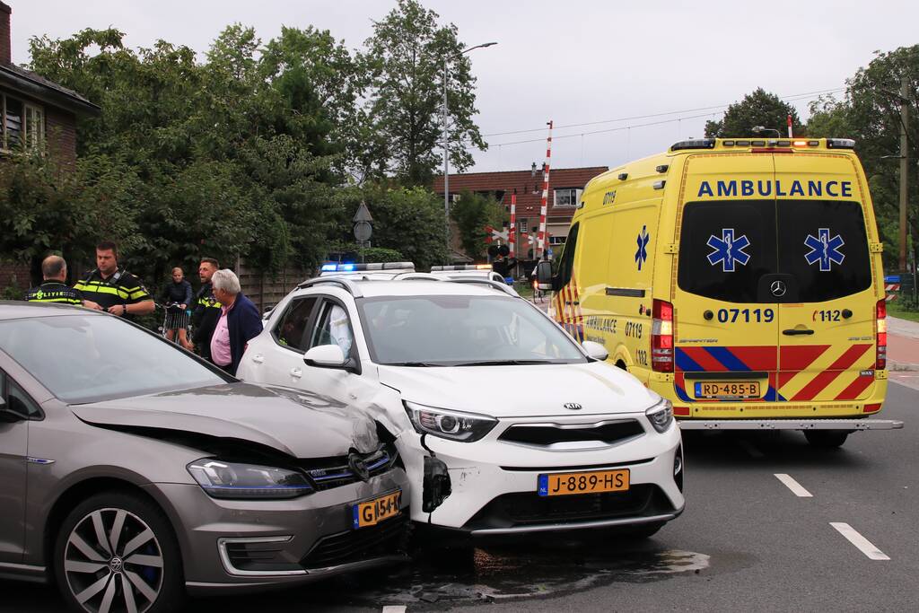 Forse schade na aanrijding op kruispunt