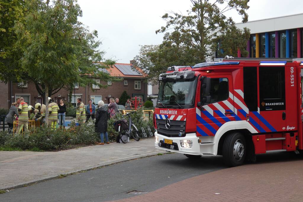 Kindje vast in speeltoestel