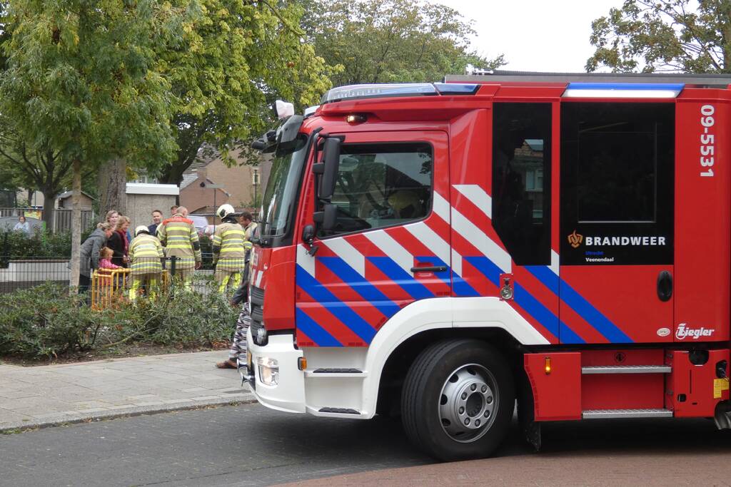 Kindje vast in speeltoestel