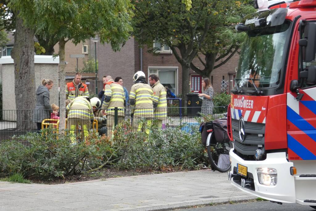 Kindje vast in speeltoestel