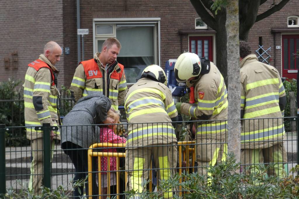 Kindje vast in speeltoestel