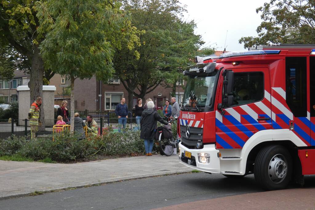 Kindje vast in speeltoestel