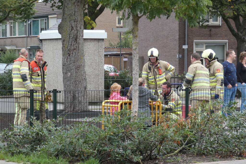 Kindje vast in speeltoestel