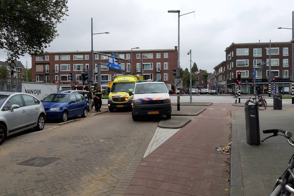 Automobilist rijdt verkeerslicht omver