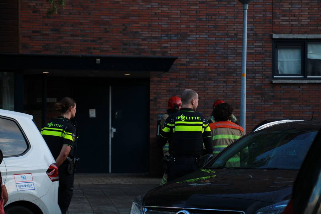 Brandweer doet onderzoek in flatgebouw na brandmelding
