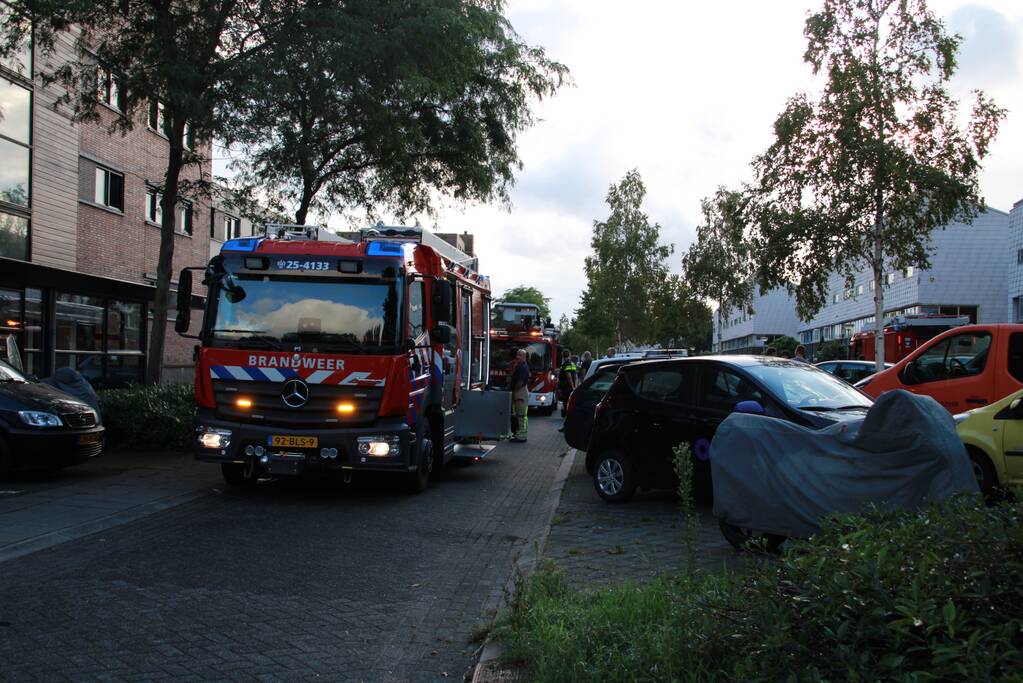 Brandweer doet onderzoek in flatgebouw na brandmelding