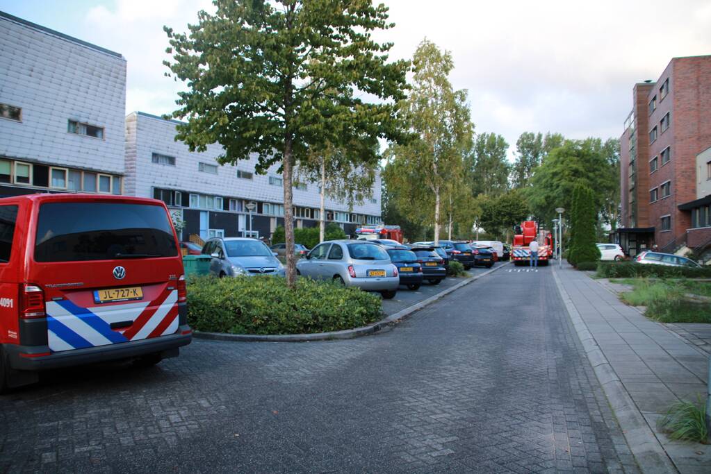 Brandweer doet onderzoek in flatgebouw na brandmelding
