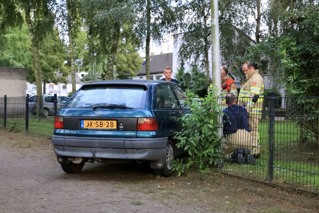 Auto ramt hekwerk hondenuitlaatplek