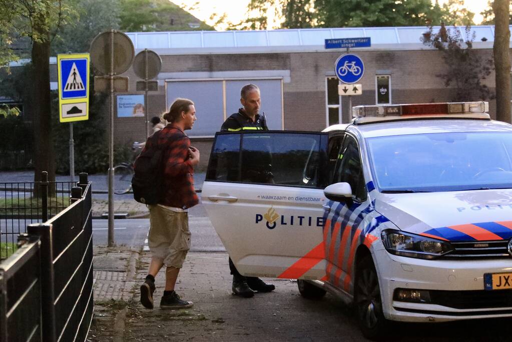 Auto ramt hekwerk hondenuitlaatplek