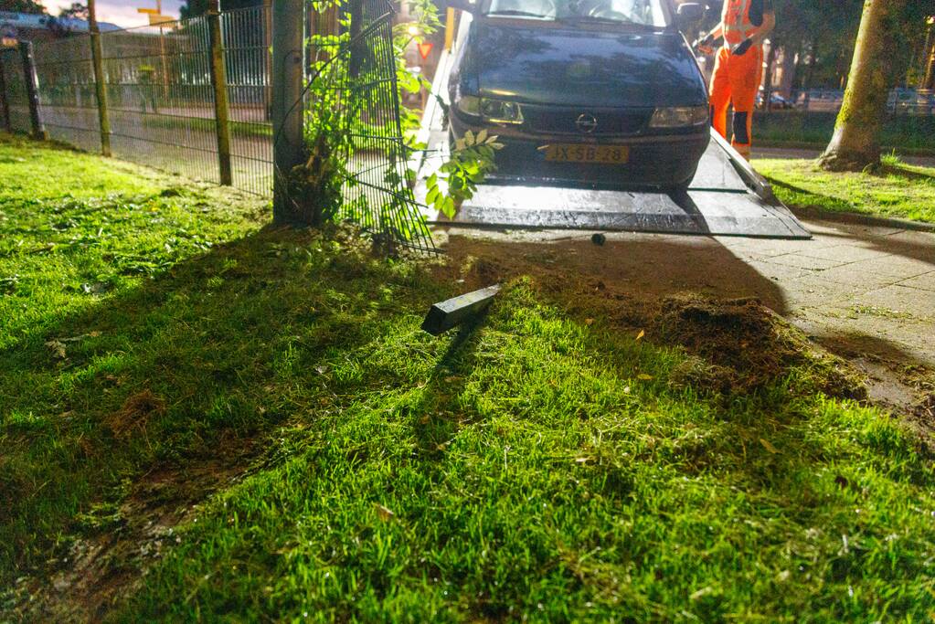 Auto ramt hekwerk hondenuitlaatplek