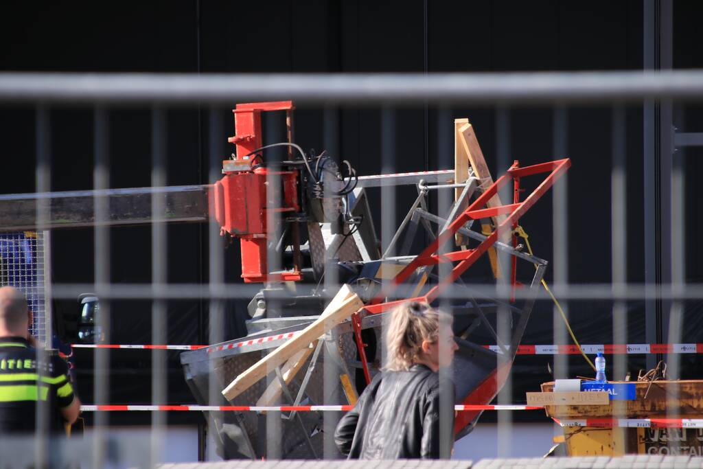 Drie personen gewond geraakt op bouwplaats na omvallen hoogwerker