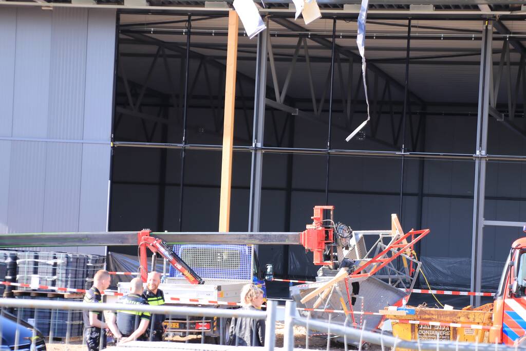 Drie personen gewond geraakt op bouwplaats na omvallen hoogwerker