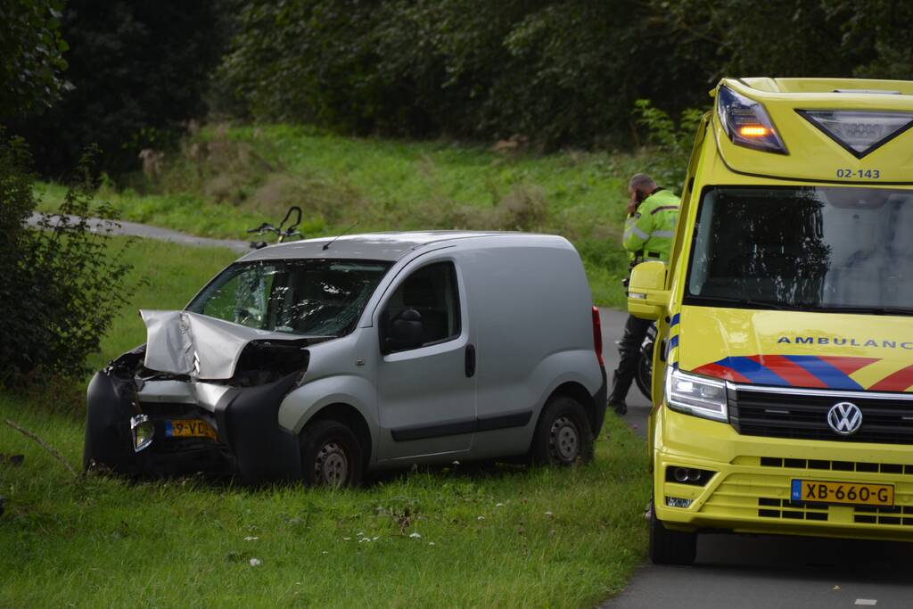 Bestelbus botst frontaal tegen boom