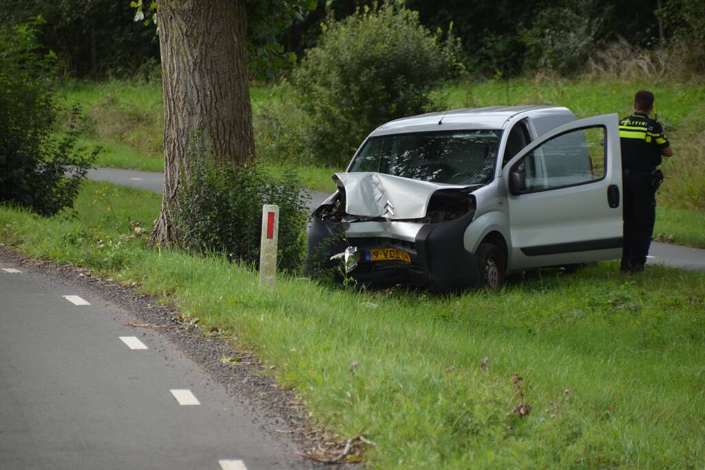 Bestelbus botst frontaal tegen boom
