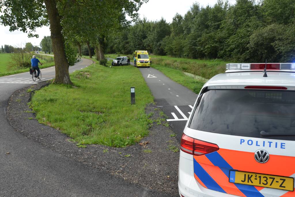 Bestelbus botst frontaal tegen boom