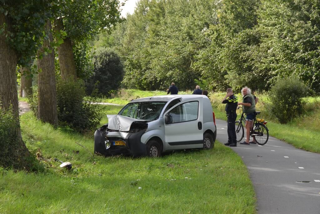 Bestelbus botst frontaal tegen boom