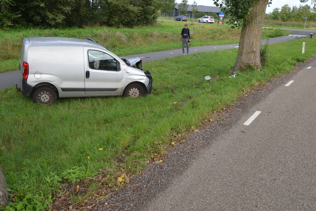 Bestelbus botst frontaal tegen boom