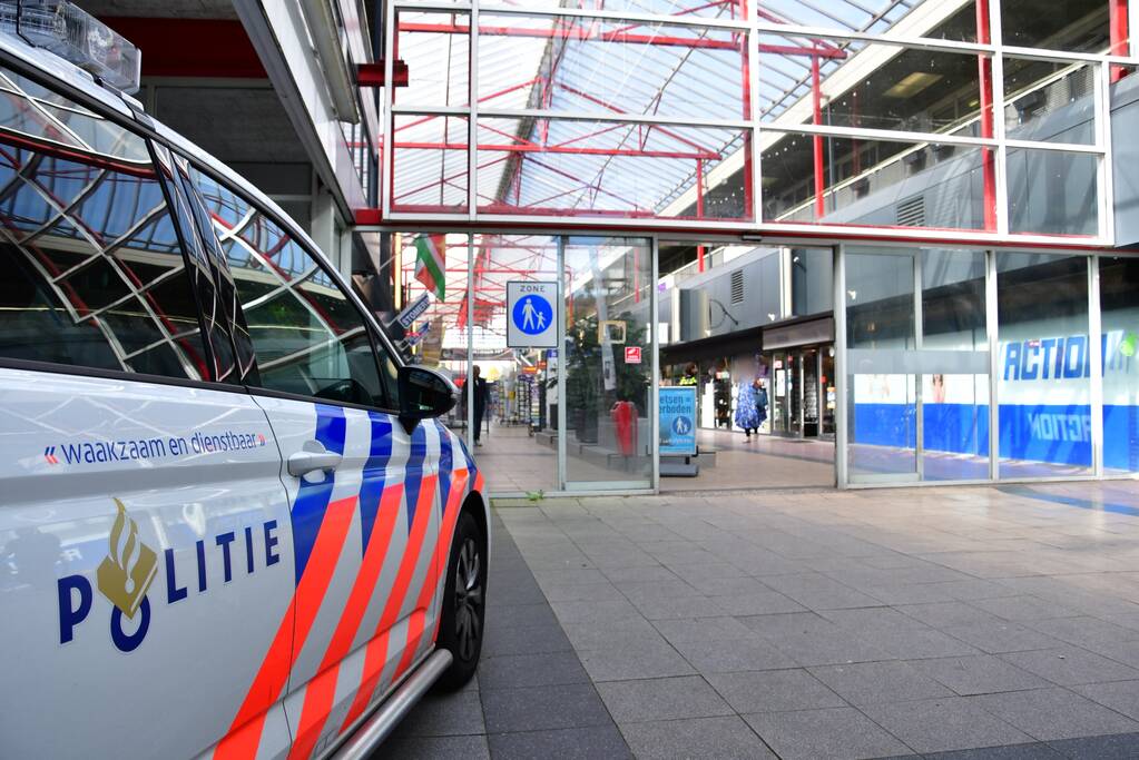 Jongeman pleegt met steekwapen overval op Primera in winkelcentrum 't Lelycentre