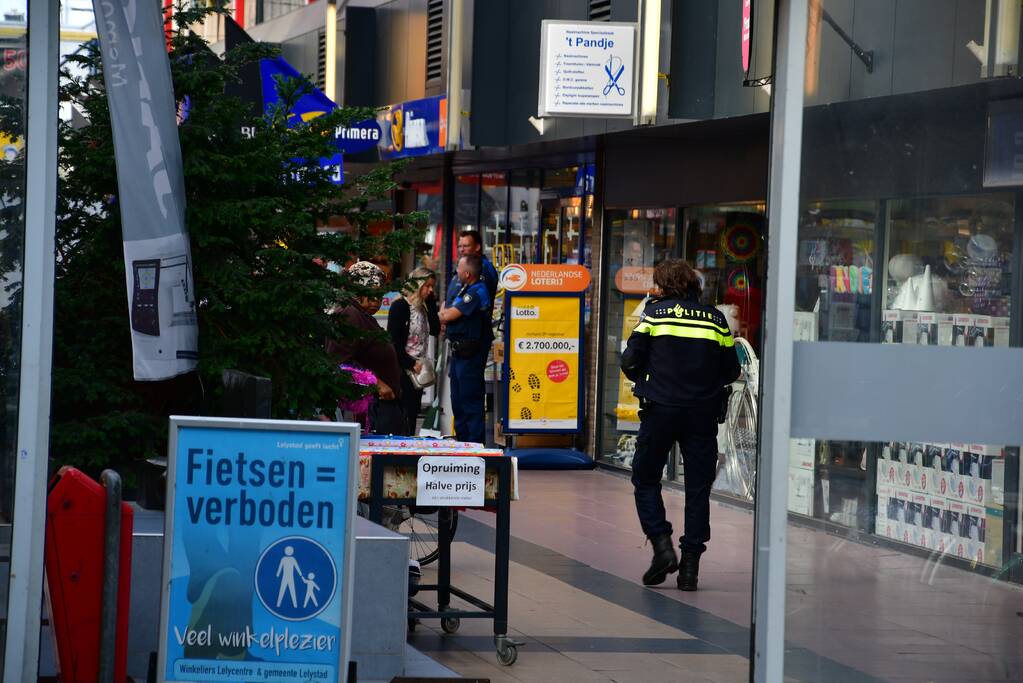 Jongeman pleegt met steekwapen overval op Primera in winkelcentrum 't Lelycentre