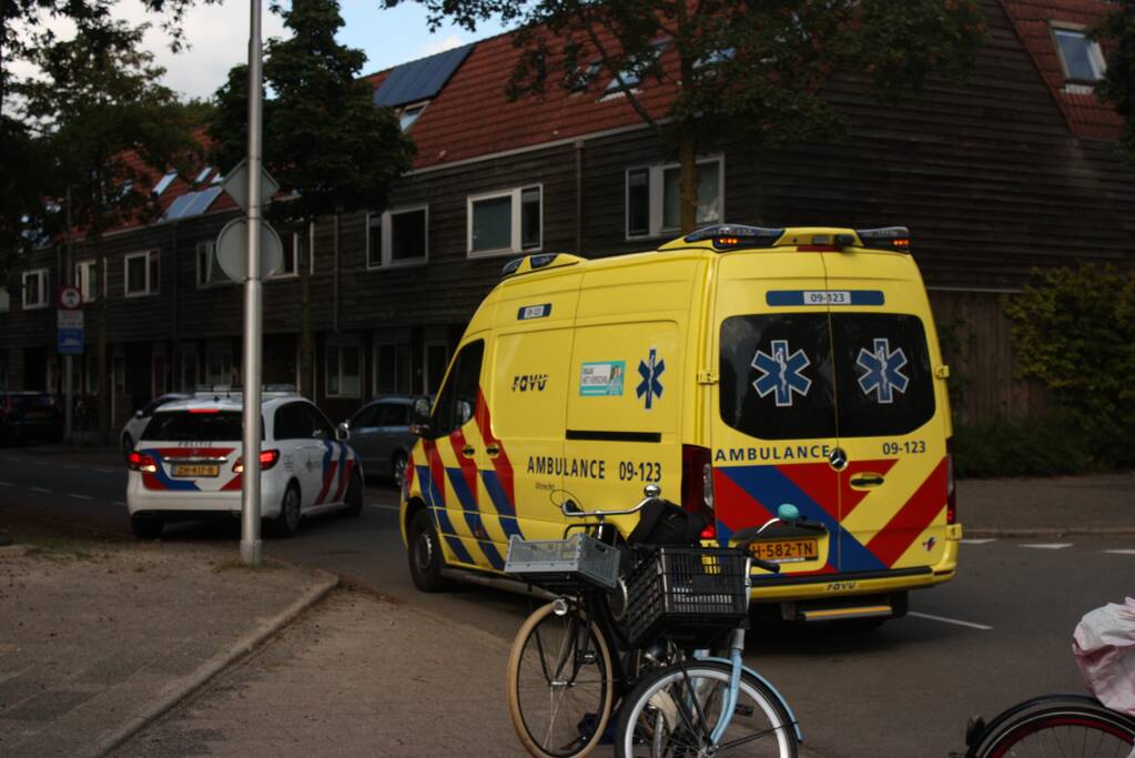 Scholiere onderweg naar school gaat onderuit na afsnijdactie