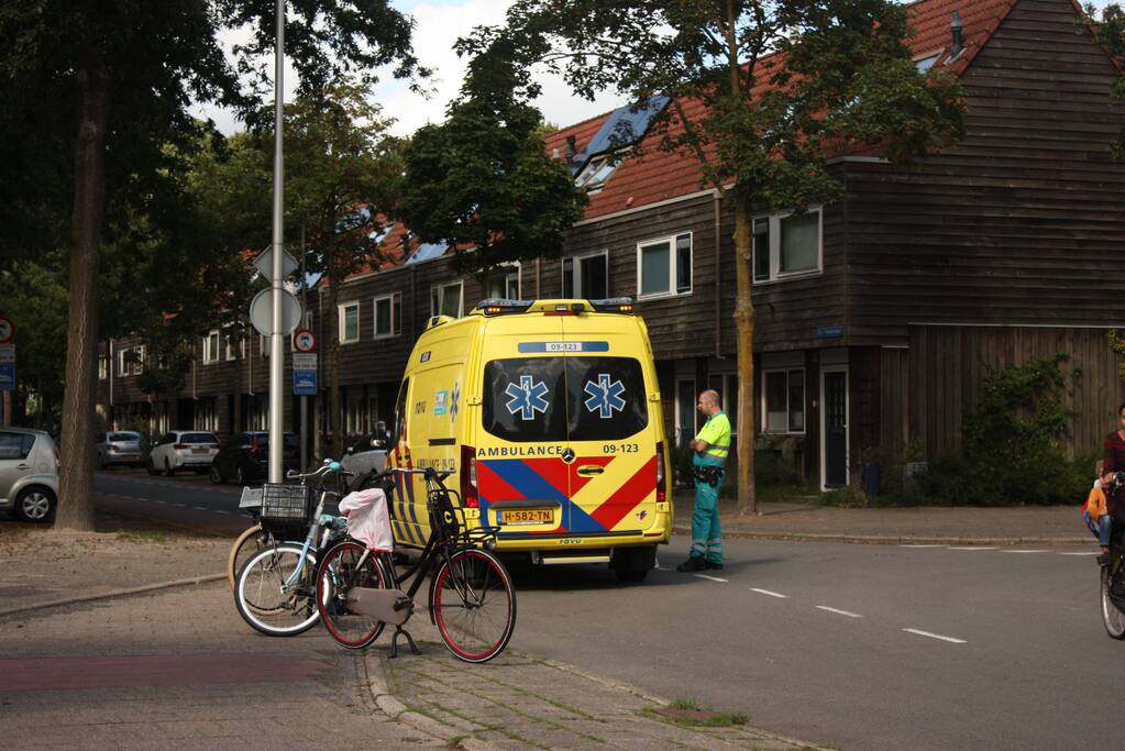 Scholiere onderweg naar school gaat onderuit na afsnijdactie